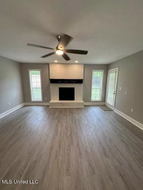 Living - 6520 Hwy 18, Brandon, MS 39042 photo 5 of 5