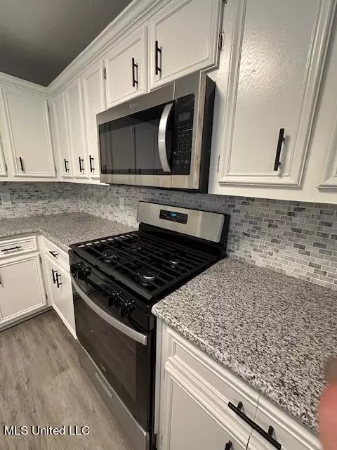 Kitchen - 6520 Hwy 18, Brandon, MS 39042 photo 6 of 7