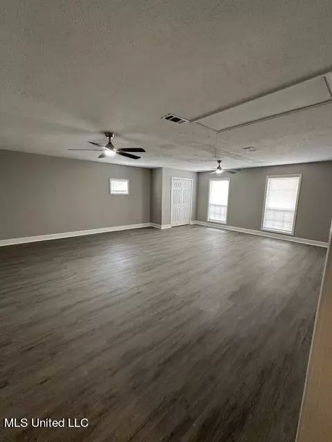 Living - 6520 Hwy 18, Brandon, MS 39042 photo 4 of 5