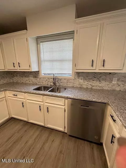 Kitchen - 6520 Hwy 18, Brandon, MS 39042 photo 4 of 7