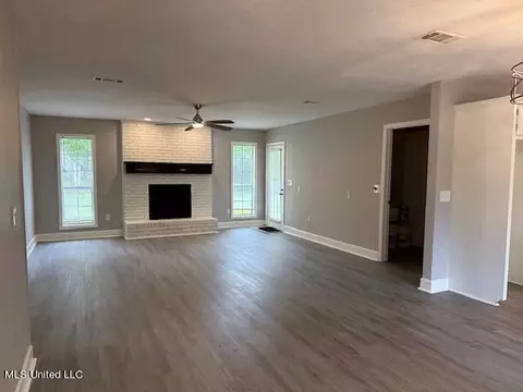 Living - 6520 Hwy 18, Brandon, MS 39042 photo 2 of 5