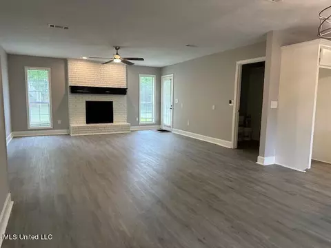 Living - 6520 Hwy 18, Brandon, MS 39042 photo 3 of 5