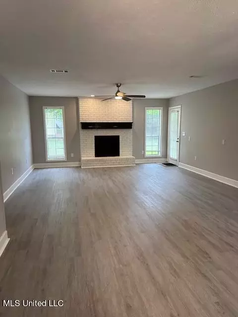 Living - 6520 Hwy 18, Brandon, MS 39042 photo 1 of 5