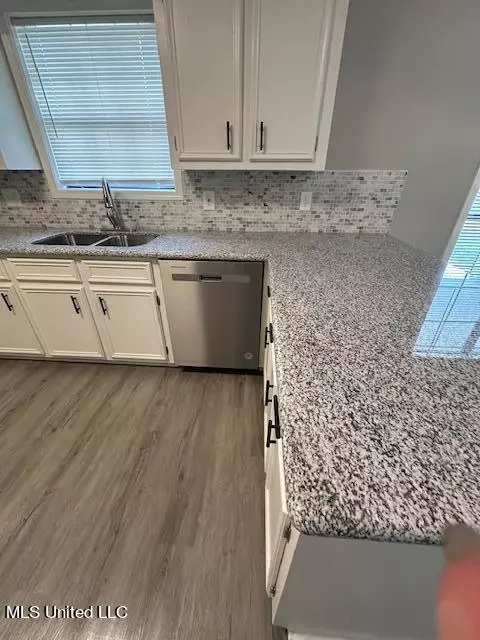 Kitchen - 6520 Hwy 18, Brandon, MS 39042 photo 3 of 7