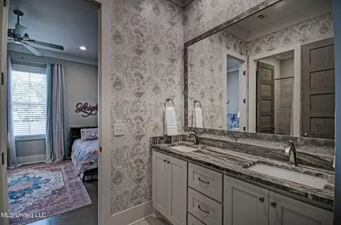 Bath - 142 Carrington Dr, Madison, MS 39110 photo 4 of 10