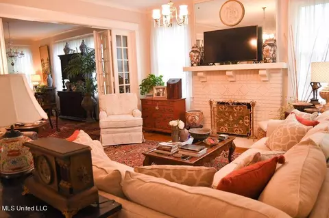 Living - 330 Maple St, Marks, MS 38646 photo 3 of 3