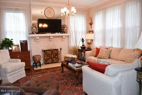 Living - 330 Maple St, Marks, MS 38646 photo 2 of 3