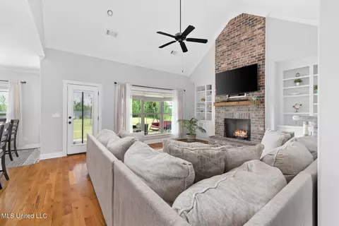 Living - 4651 Bakersfield Trce, Nesbit, MS 38651 photo 1 of 2