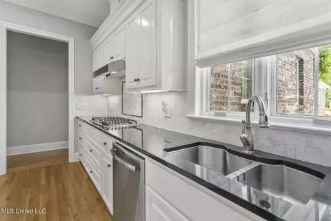 Kitchen - 119 Northshore Pt, Madison, MS 39110 photo 5 of 9