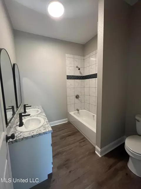 Bath - 5131 Weems St, Moss Point, MS 39563 photo 2 of 2