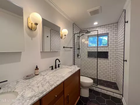 Bath - 1142 Lyncrest Avenue Ave, Jackson, MS 39202 photo 1 of 12
