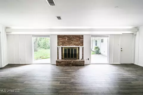 Living - 1142 Lyncrest Avenue Ave, Jackson, MS 39202 photo 2 of 5