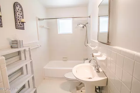 Bath - 1142 Lyncrest Avenue Ave, Jackson, MS 39202 photo 2 of 12