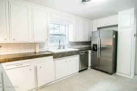 Kitchen - 1142 Lyncrest Avenue Ave, Jackson, MS 39202 photo 1 of 6
