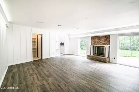 Living - 1142 Lyncrest Avenue Ave, Jackson, MS 39202 photo 1 of 5