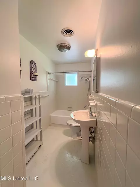 Bath - 1142 Lyncrest Avenue Ave, Jackson, MS 39202 photo 12 of 12