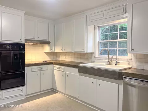 Kitchen - 1142 Lyncrest Avenue Ave, Jackson, MS 39202 photo 4 of 6
