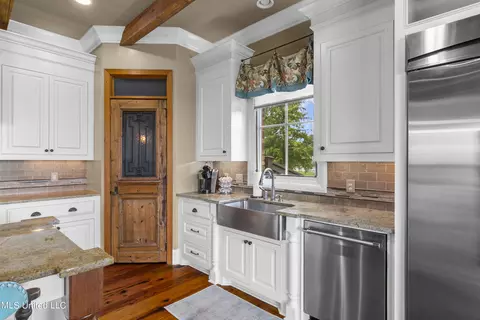 Kitchen - 107 Brooks Ct, Madison, MS 39110 photo 5 of 9