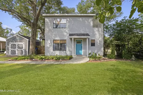 1613 Bayou Vista St, Gautier, MS 39553