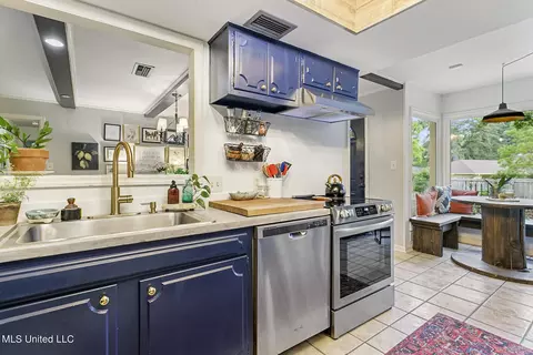 Kitchen - 5205 Runnymede Rd, Jackson, MS 39211 photo 2 of 3