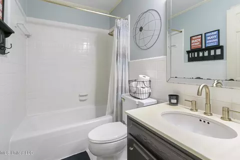 Bath - 5205 Runnymede Rd, Jackson, MS 39211 photo 2 of 3