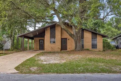 1605 S 10th St, Ocean Springs, MS 39564