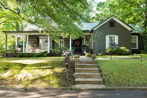 265 E Falconer Ave, Holly Springs, MS 38635