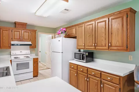 Kitchen - 3 Dina Ln, Sardis, MS 38666 photo 2 of 3