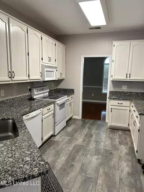 Kitchen - 3625 Jaybird Rd, Hernando, MS 38632 photo 2 of 4