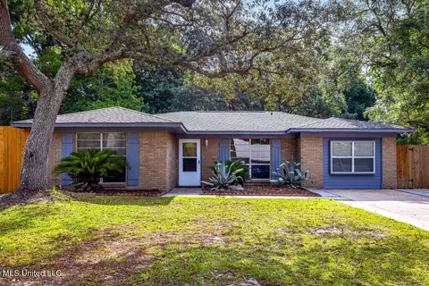 1712 S 1st St, Ocean Springs, MS 39564