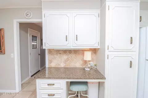 Kitchen - 33 Stonegate Dr, Brandon, MS 39042 photo 3 of 3