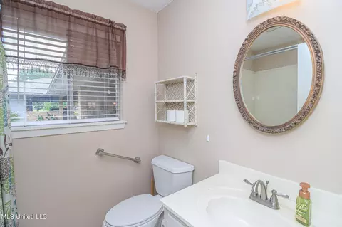 Bath - 33 Stonegate Dr, Brandon, MS 39042 photo 2 of 4