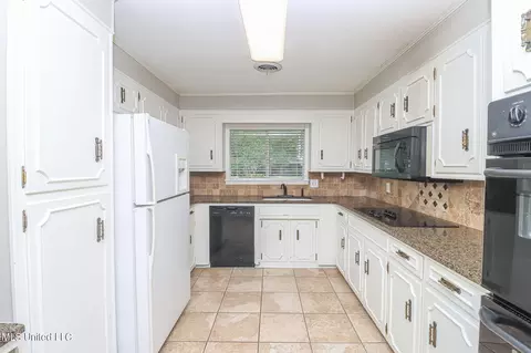 Kitchen - 33 Stonegate Dr, Brandon, MS 39042 photo 2 of 3