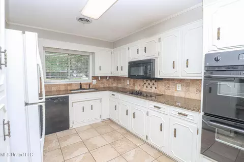 Kitchen - 33 Stonegate Dr, Brandon, MS 39042 photo 1 of 3