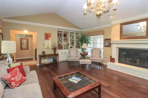 Living - 33 Stonegate Dr, Brandon, MS 39042 photo 2 of 3