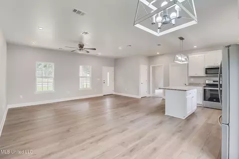 Living - 490 E Hatten Ave, Wiggins, MS 39577 photo 3 of 4