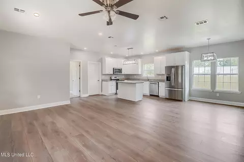 Living - 490 E Hatten Ave, Wiggins, MS 39577 photo 2 of 4
