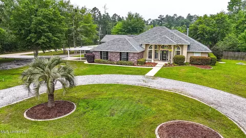 30011 Red Mill Dr, Lacombe, LA 70445
