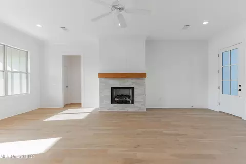 Living - 108 Catherine Blvd, Clinton, MS 39056 photo 3 of 7