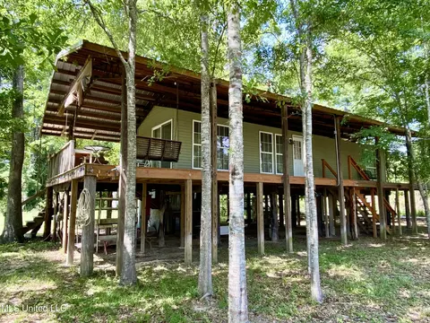 57 Riverside Dr, Picayune, MS 39466