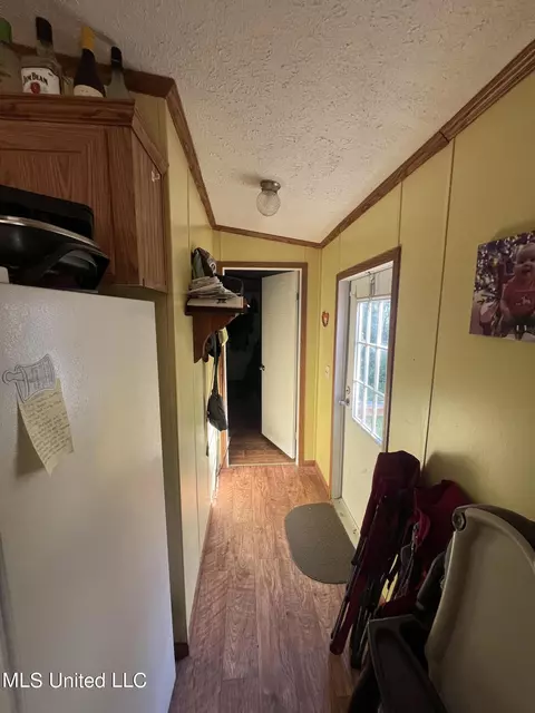 Entry Way - 4020 Harmony Community Rd, Carthage, MS 39051 photo 2 of 2