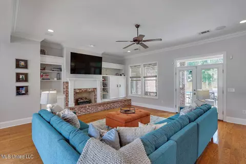 Living - 803 Beaumont Dr, Madison, MS 39110 photo 1 of 2
