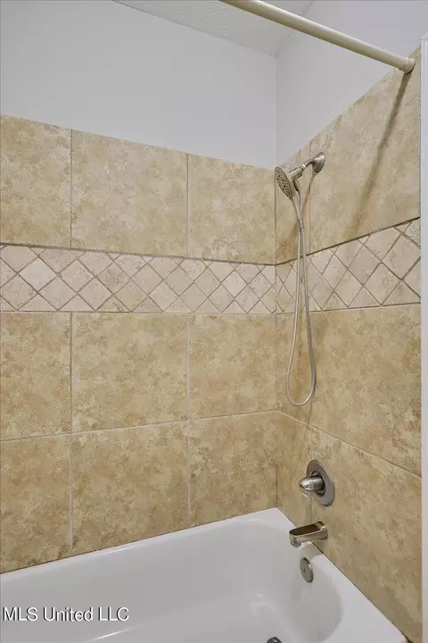 Bath - 803 Beaumont Dr, Madison, MS 39110 photo 9 of 10
