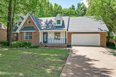 1227 S Carriage Dr, Southaven, MS 38671