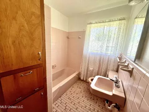 Bath - 5612 Gregory St, Moss Point, MS 39563 photo 2 of 2