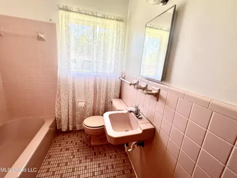 Bath - 5612 Gregory St, Moss Point, MS 39563 photo 1 of 2