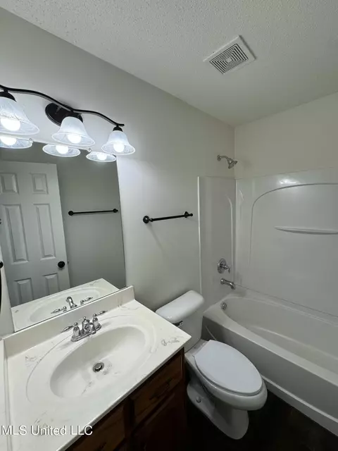 Bath - 1759 Northwood West Dr, Hernando, MS 38632 photo 1 of 3