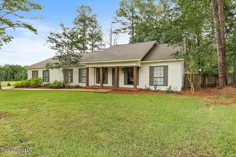 702 N Oakridge Dr, Brandon, MS 39047