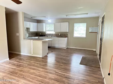 Kitchen - 910 NE 13th St, Magee, MS 39111 photo 2 of 2