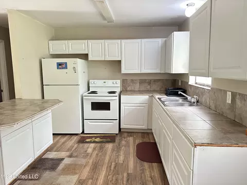 Kitchen - 910 NE 13th St, Magee, MS 39111 photo 1 of 2